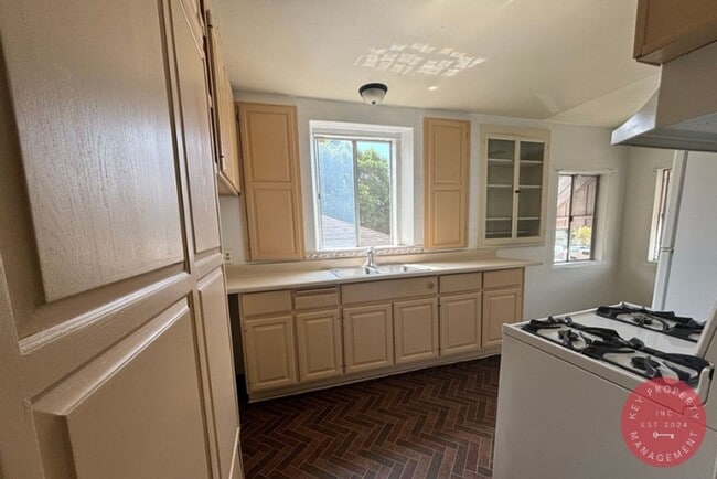 Building Photo - Charming 1-Bedroom Upstairs Unit Near San ...