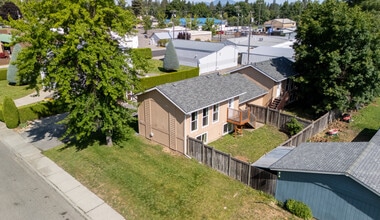 Building Photo - 1407 E Randle Ave