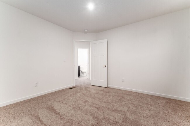 Building Photo - 120 Red Willow Dr