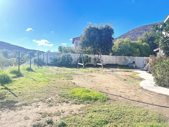 Building Photo - Beautiful 4 bed, 3 bath, 2,726 sqft House ...