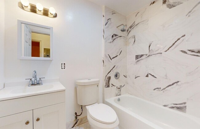 Building Photo - 604 4th St