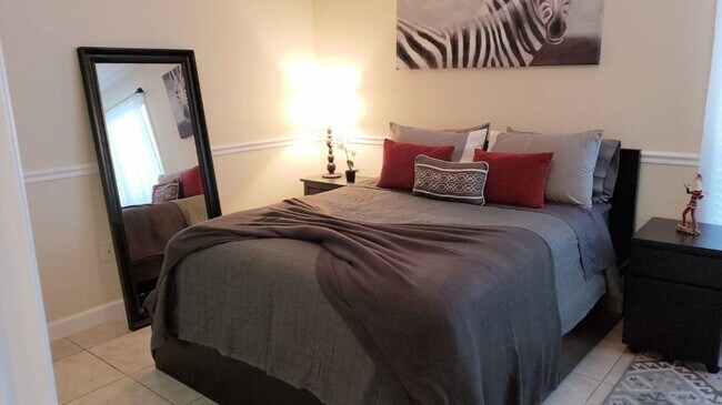Building Photo - Beautiful  Furnished 1/1 condo x Rent  in Winter Park Next to Full Sail University !