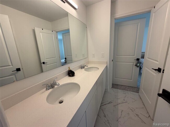 Building Photo - 51360 Whispering Rdg Dr