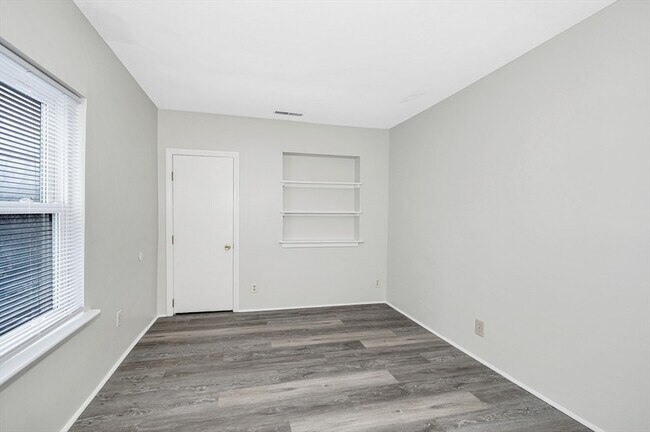 Building Photo - 98 School St