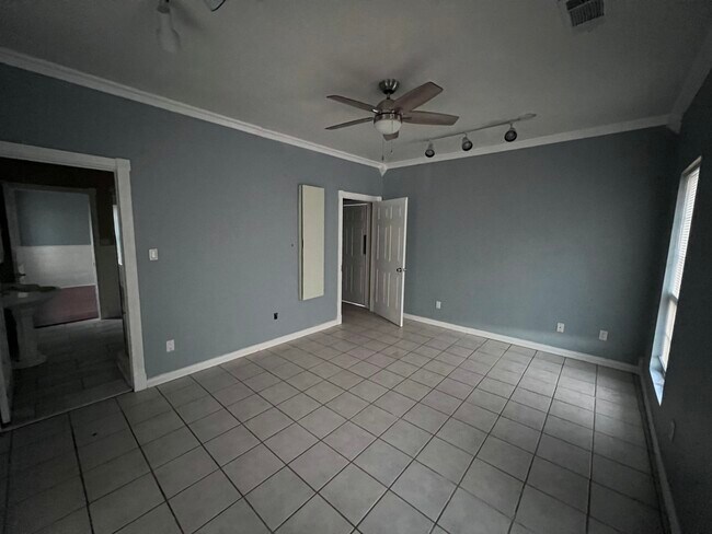 Building Photo - 218 E Haven Rd