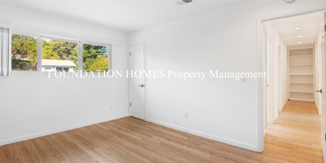 Building Photo - 151 Kenwood Ct