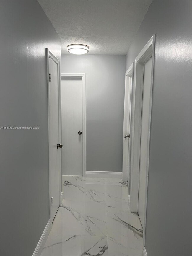 Building Photo - 3064 Riverside Dr