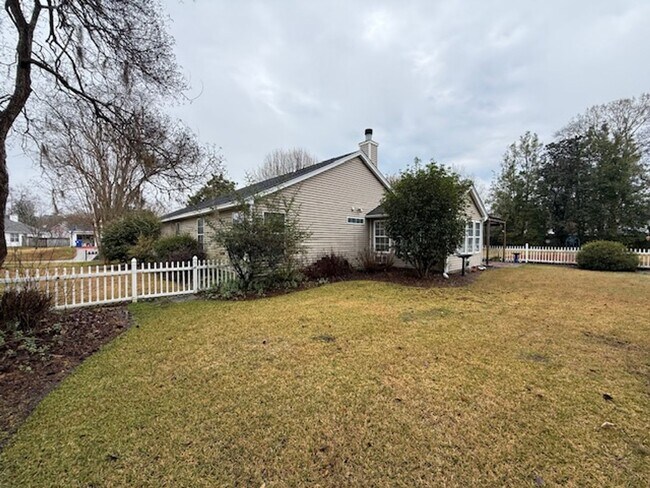Building Photo - 3 Bedroom 2 Bath House in Shadowmoss - West Ashley