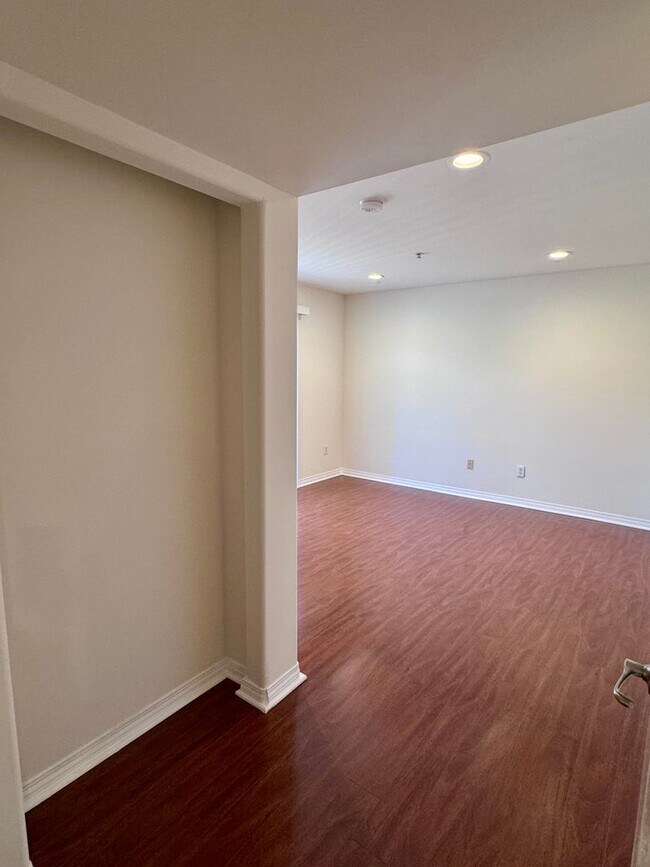 Building Photo - 13525 Vanowen St