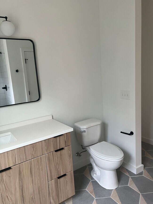 Full Bath - 314 W Blount Ave