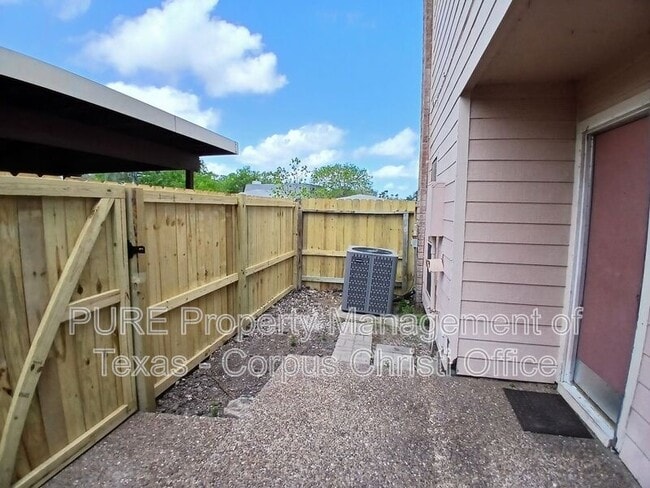 Building Photo - 5001 Middlecoff Cir