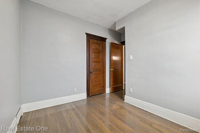 Building Photo - 304 Hendrie St