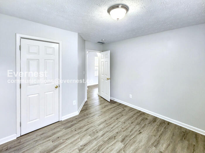 Building Photo - 707 Cloverdale Dr