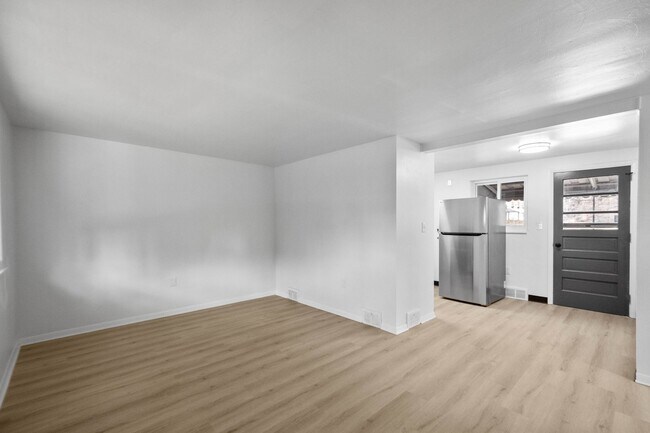 Building Photo - Charming 2 bedroom home in McKees Rocks available May 1!