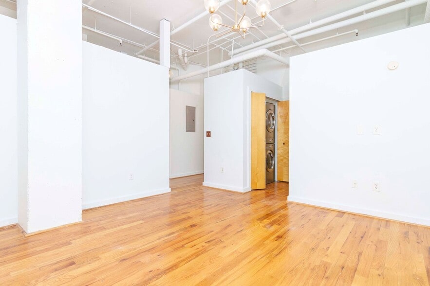 Building Photo - 1 bedroom 1 bath condo Prime Midtown location