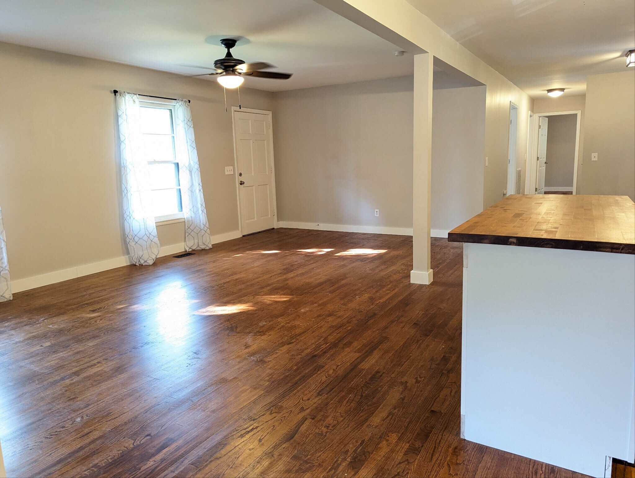 Living room - 114 McFarlin Rd