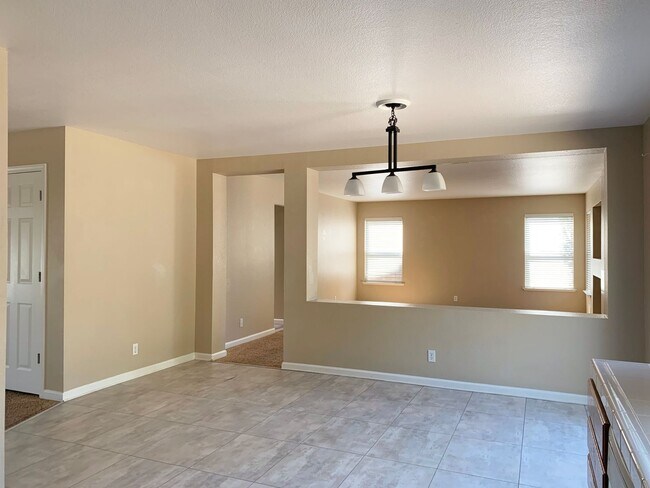 Building Photo - 4 Bedroom Home in Hollister