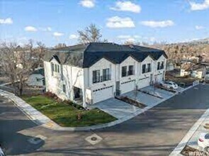 Building Photo - BEAUTIFUL TOWNHOUSE W 2 CAR GARAGE ATTACHED
