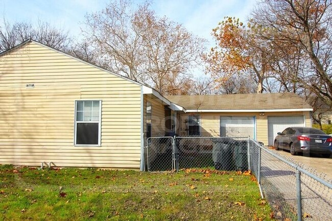 Building Photo - 905 Estelle Ave