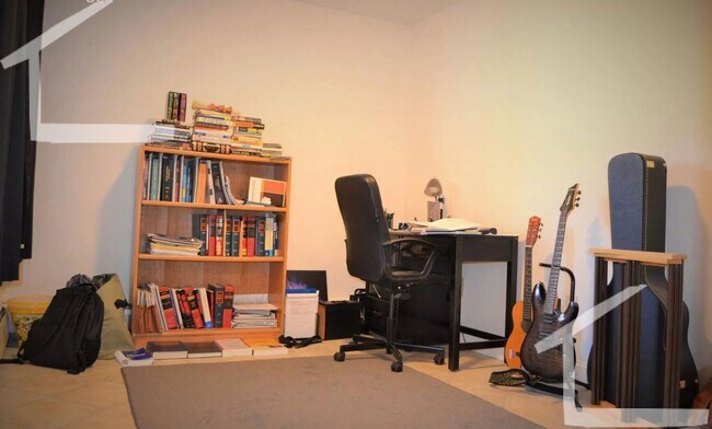 Building Photo - Great 2-bed with Pool!  Ht + HW Incl., 2 Parking Spots Included.  Cat Friendly