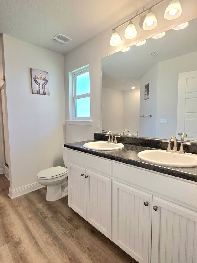 Building Photo - Spacious 4BR Home Near Navy Federal & UWF ...