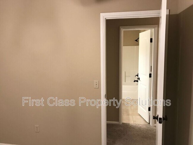 Building Photo - 3500 Arcadia Dr
