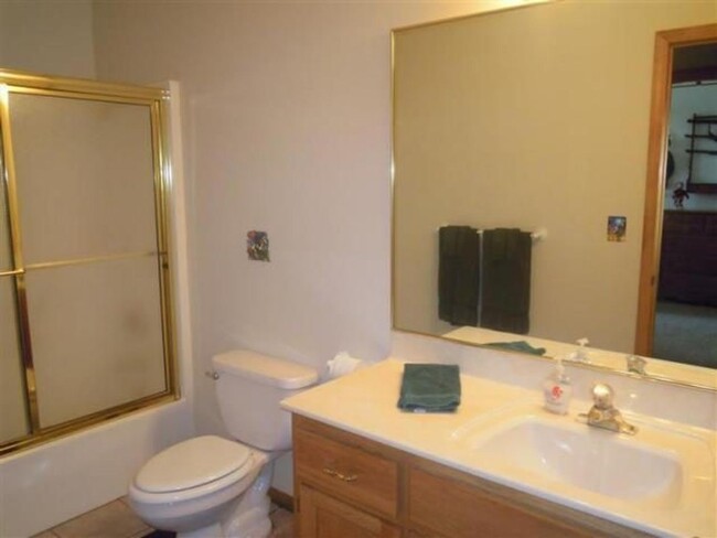 Building Photo - 2000+ sq ft, 3-4 bed, 2 bath, 2 car garage...