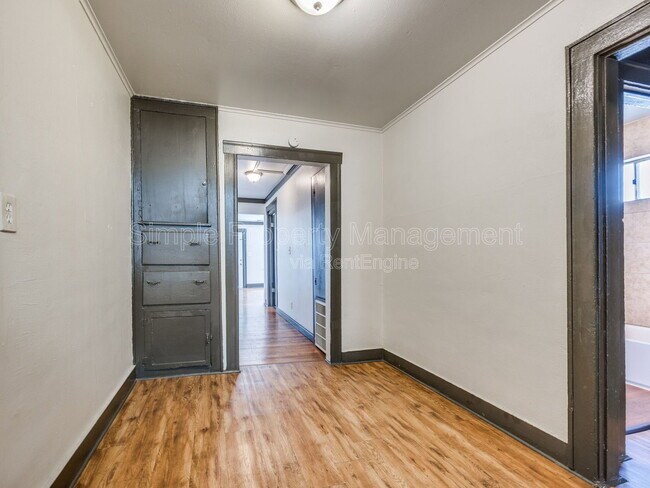 Building Photo - 2357 W Park Pl