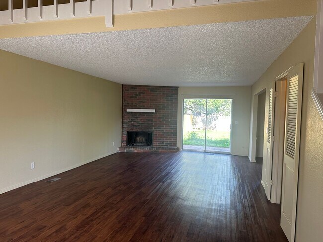 Building Photo - This duplex offers 3 spacious bedrooms, 2....