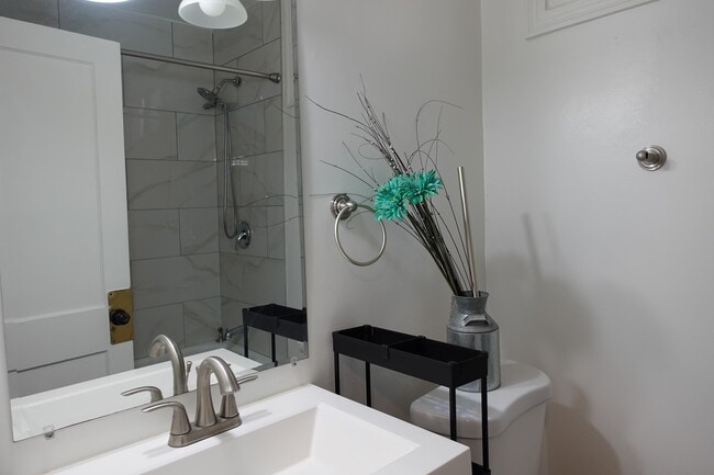 Building Photo - 1228 18th St NE