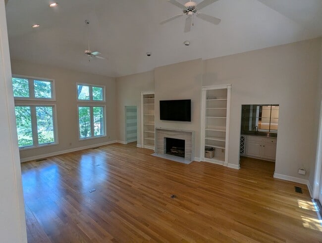 Building Photo - Fabulous 5 Bedroom Home in North River