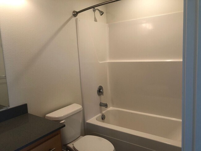 Building Photo - Newer 3 bedroom, 2.5 bath duplex in desirable neighborhood!