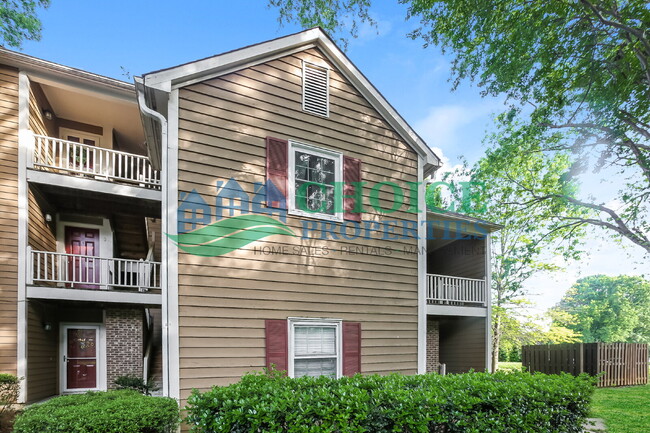 Building Photo - This cute as pie ground-floor condo is tuc...