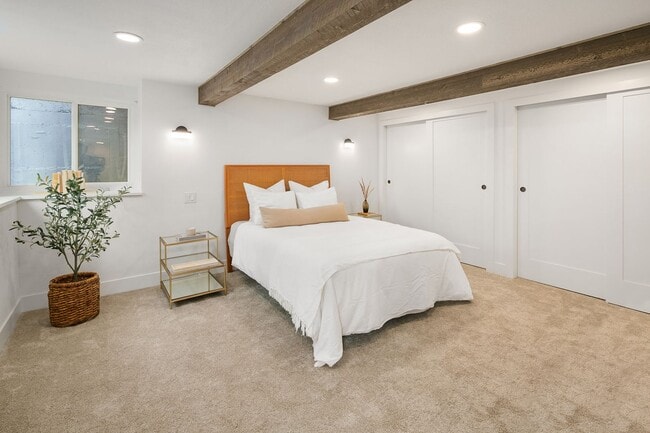 Building Photo - Beautiful Home in Seward Park!