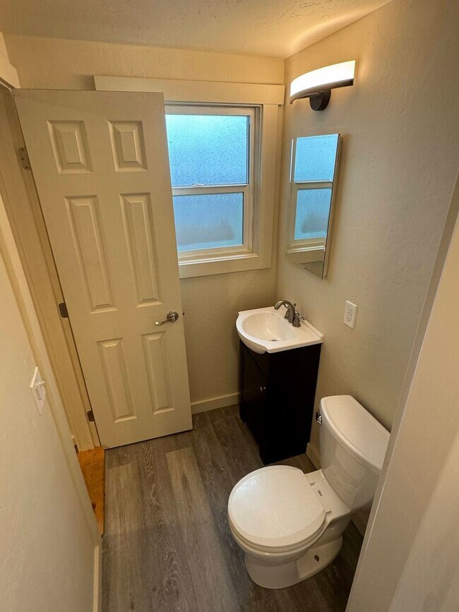 Building Photo - 2 Bedroom Apartment in Camellia Park