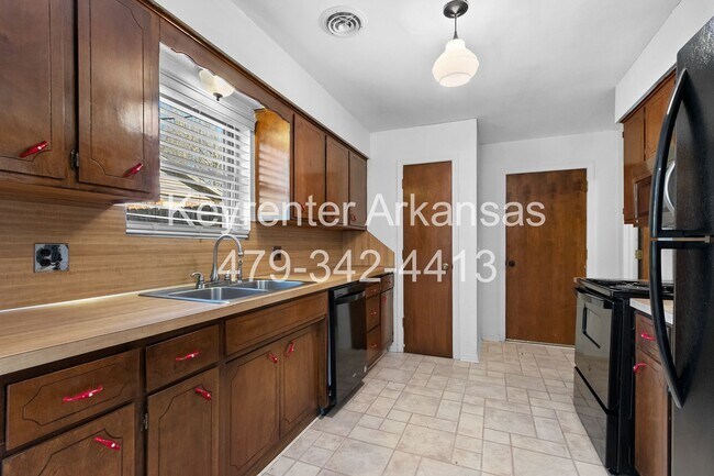 Building Photo - Beautiful Home in Springdale with Sunroom!