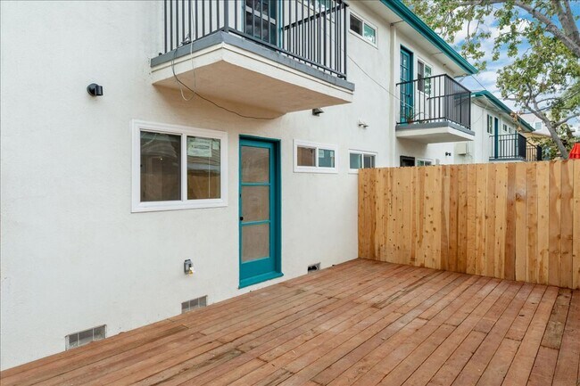 Building Photo - 1347 N Las Palmas Ave