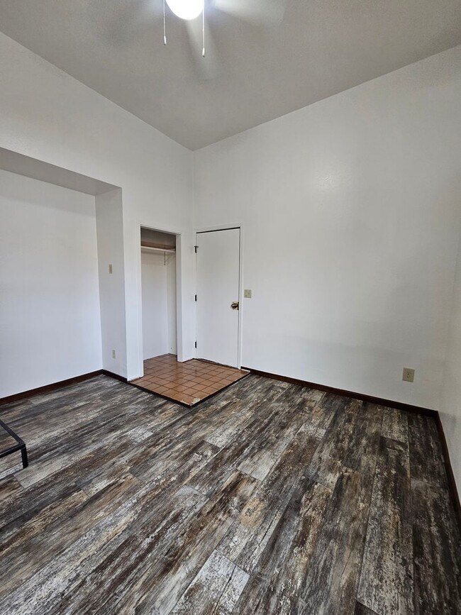 Building Photo - r1319LBP