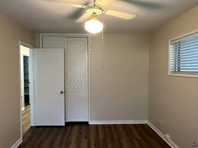 Building Photo - 4693 Twin Oak Dr