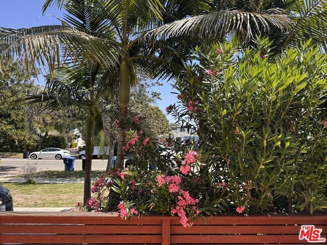 Building Photo - 1325 S Rimpau Blvd