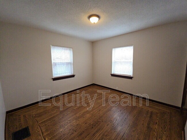 Building Photo - 4379 Ridgeview Ave