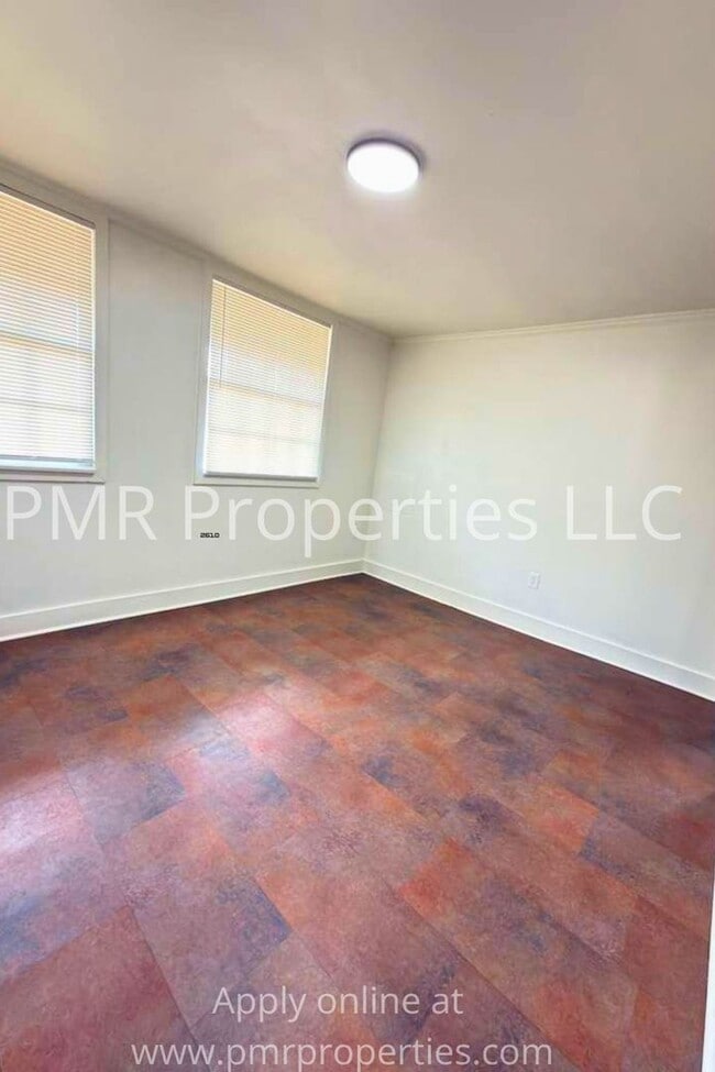 Building Photo - 2421 SW J Ave