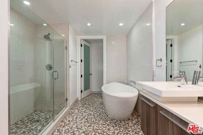 Building Photo - 225 S Hamilton Dr