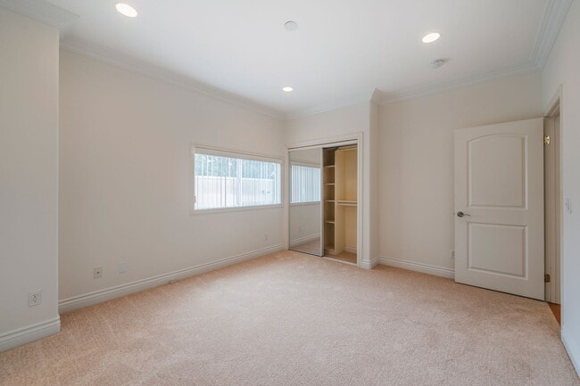 Building Photo - Spacious and Quiet Hawthorne Home!