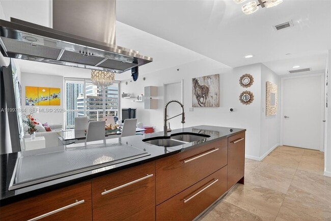 Building Photo - 495 Brickell Ave