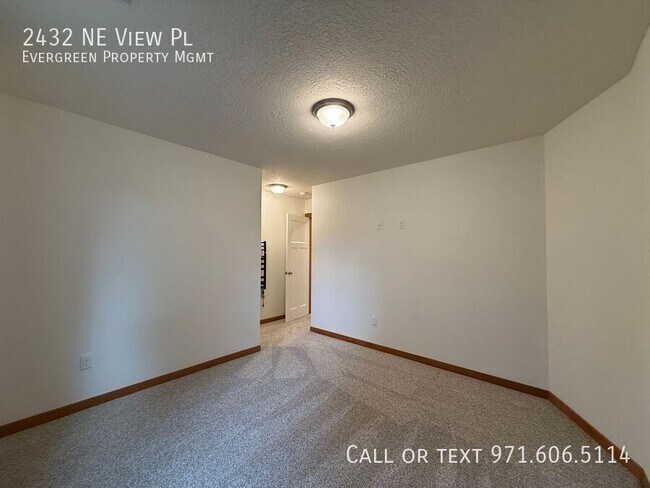 Building Photo - 2432 NE View Pl