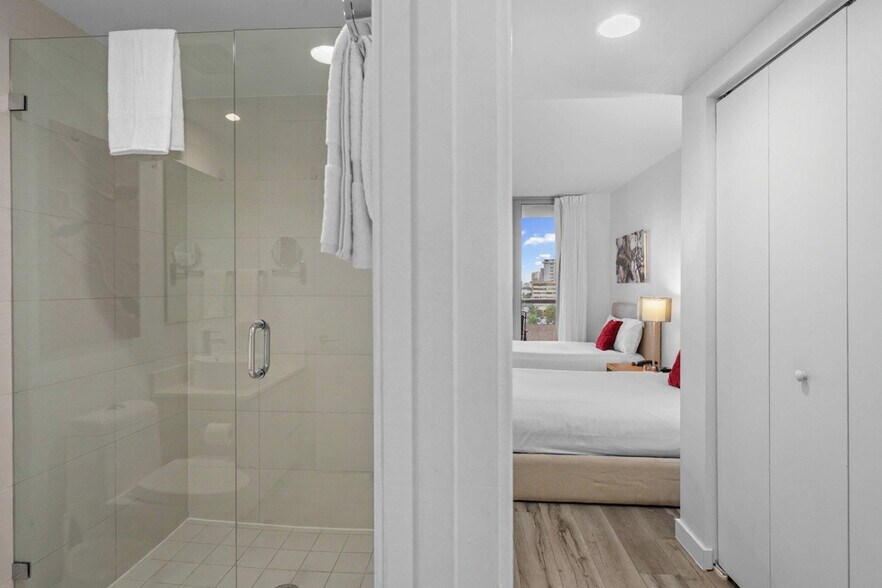 Building Photo - 2602 E Hallandale Beach Blvd