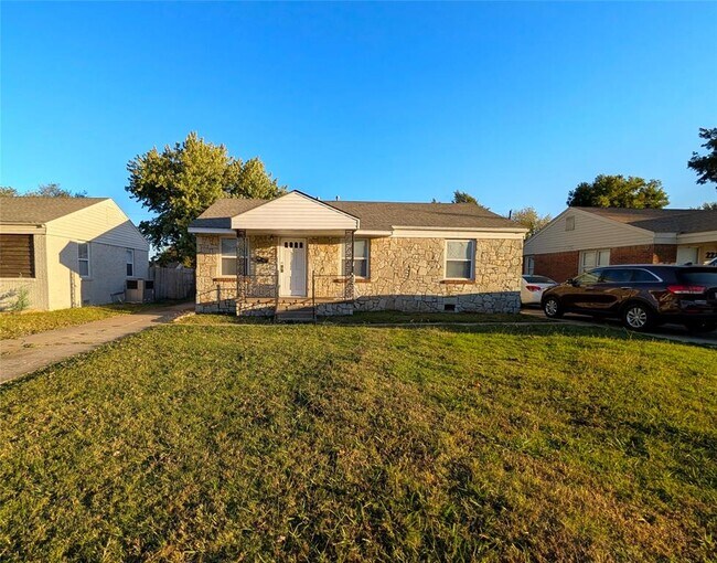 Primary Photo - 221 E Myrtle Dr