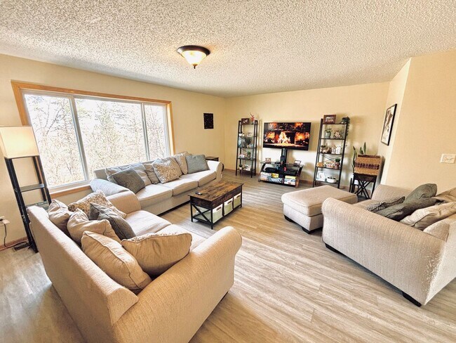 Building Photo - Updated 3bed 3bath End Unit Townhome w’Great Views