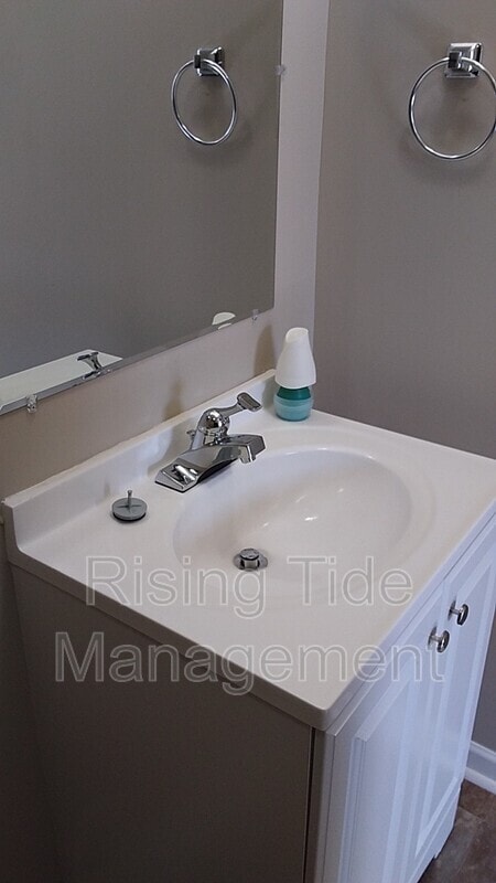 Building Photo - 605 Robison Dr